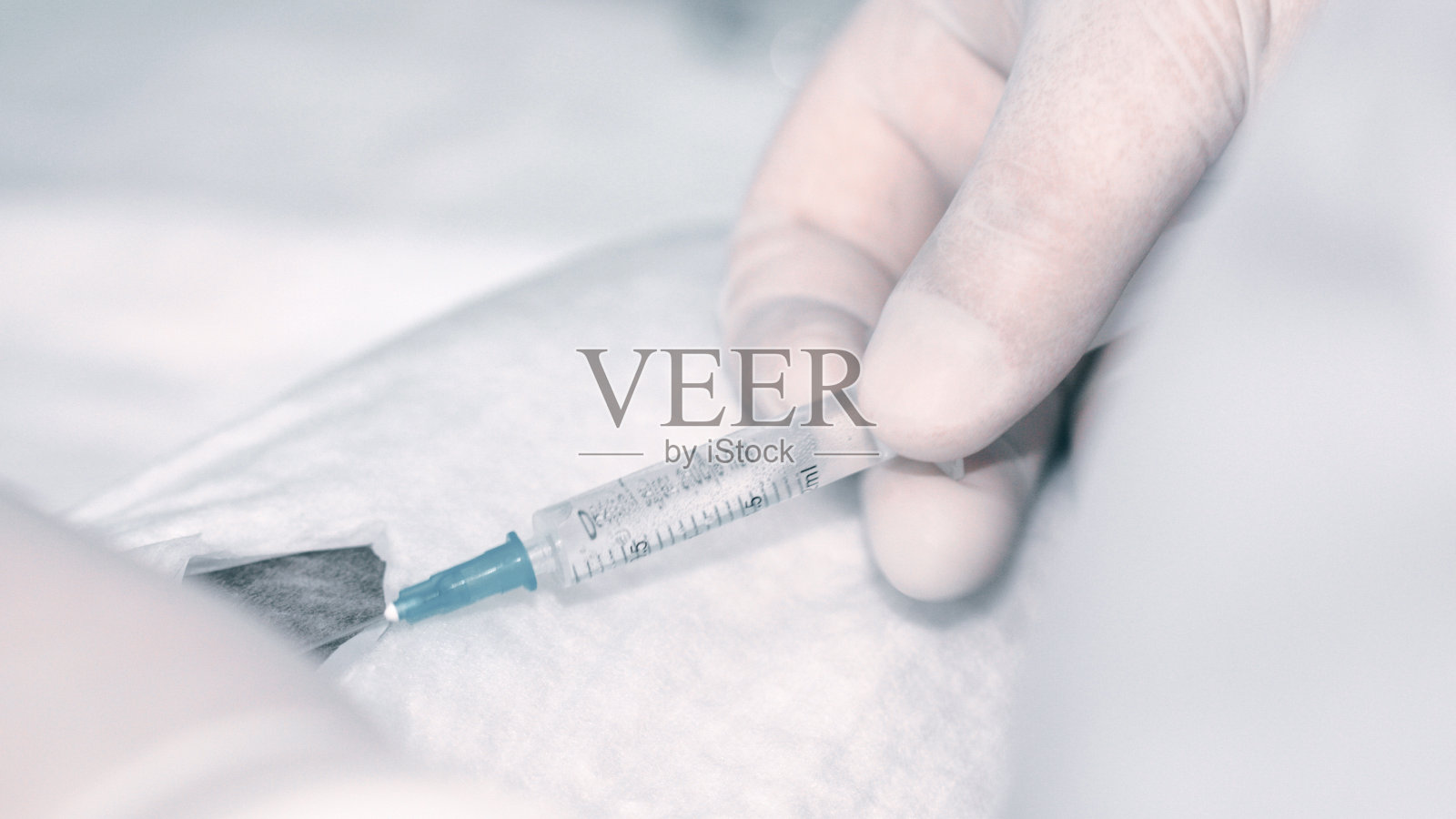 医生在手术开始前给猫注射照片摄影图片