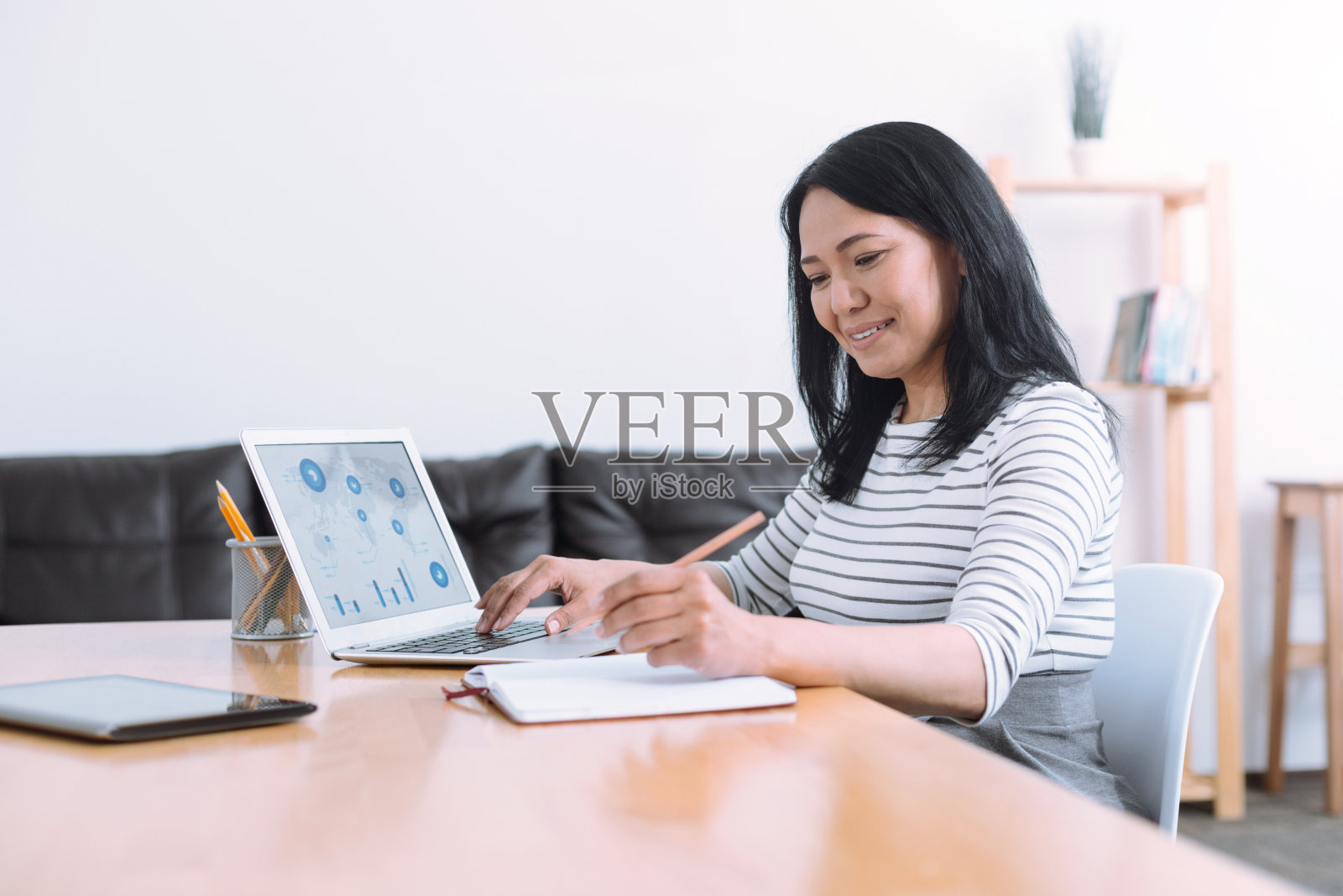 愉快的外国女性在办公室工作照片摄影图片