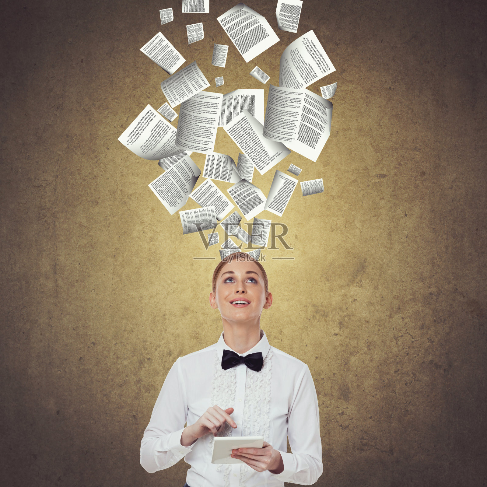 女商人在墙前使用平板电脑照片摄影图片