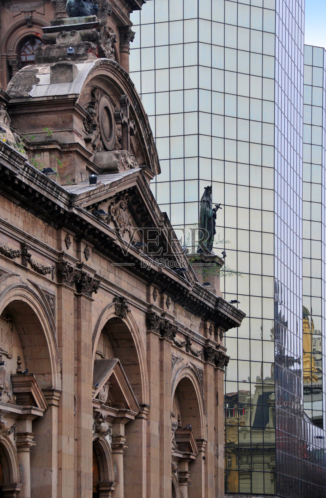 智利圣地亚哥：大都会大教堂和办公大楼的玻璃幕墙，武器广场 - Catedral Metropolitana de Santiago照片摄影图片