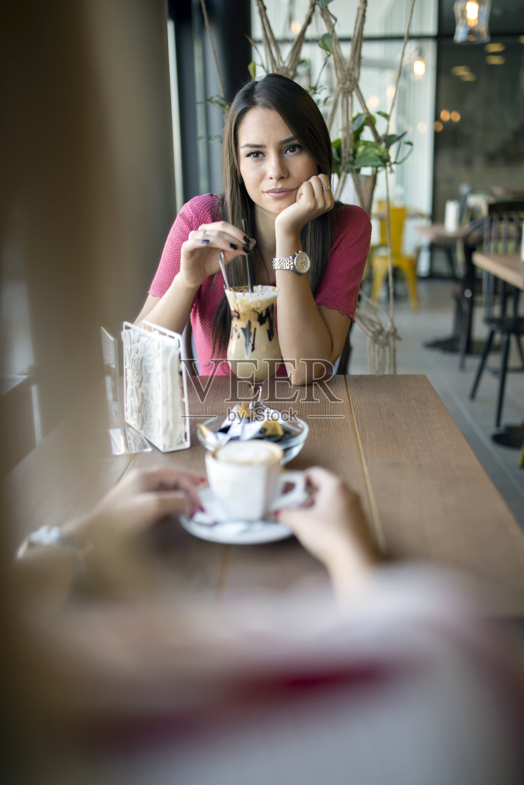 在餐馆里和朋友聊天的美女照片摄影图片
