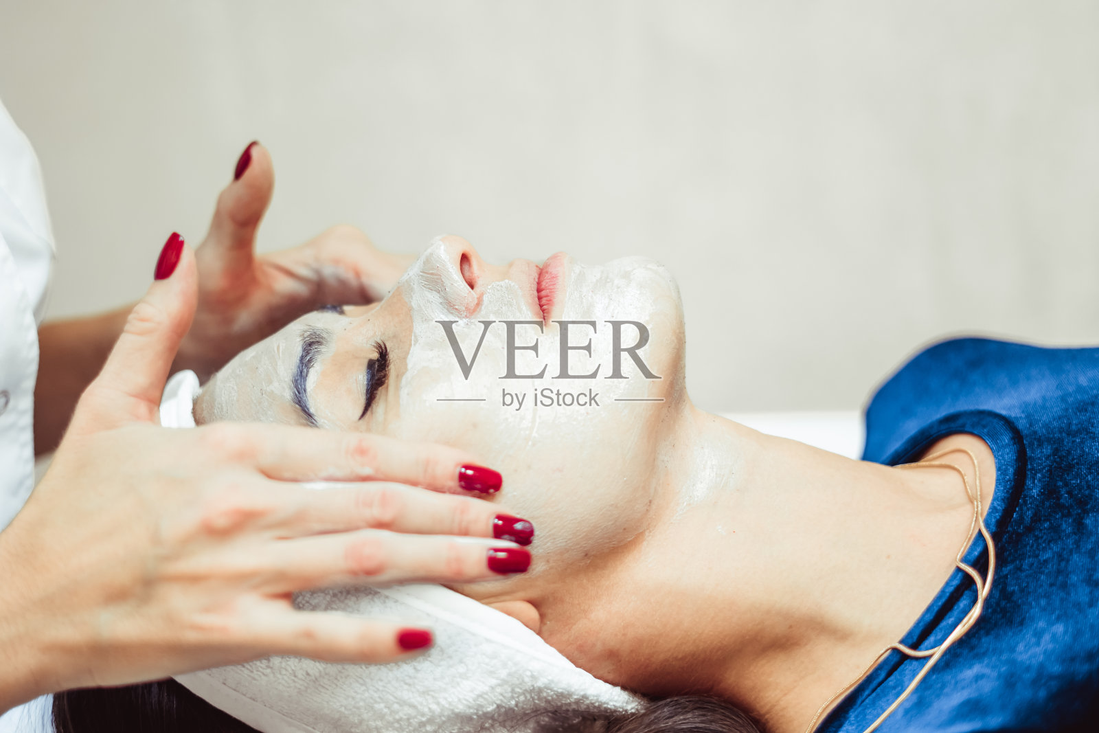 去沙龙做面部去角质照片摄影图片