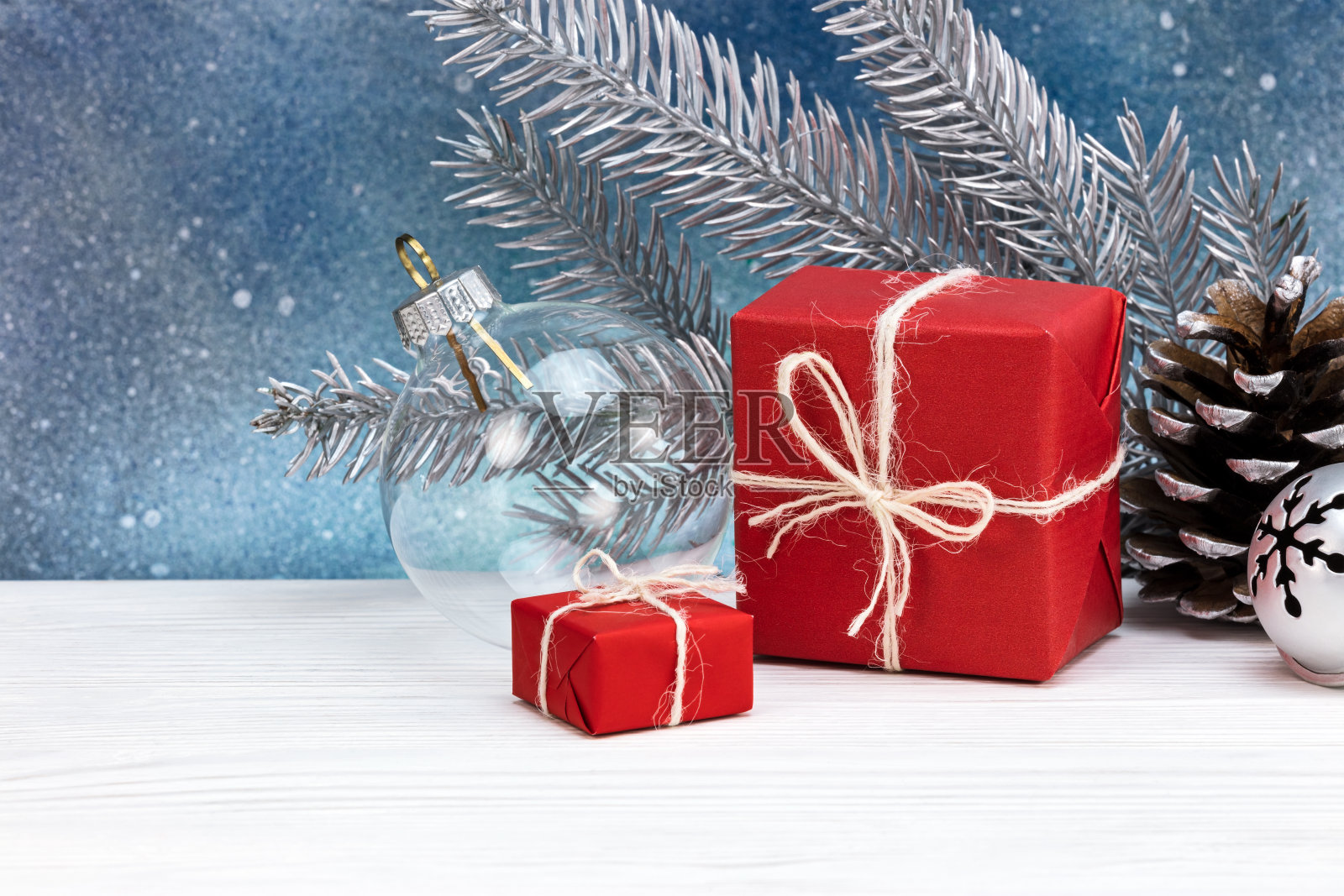 用红纸包着用杉树装饰的圣诞礼品盒照片摄影图片