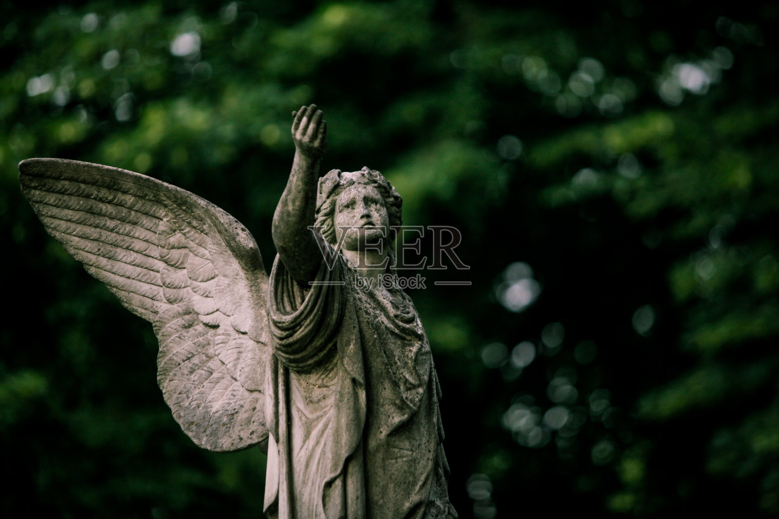 一座古老墓地里的雕像照片摄影图片