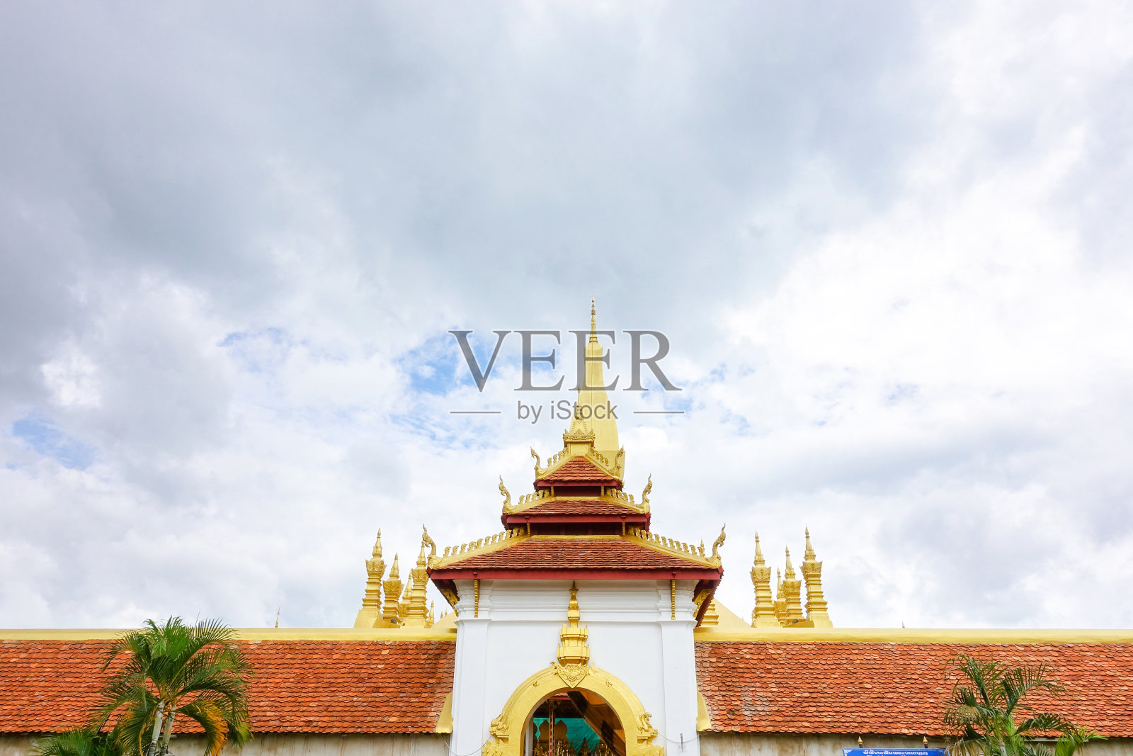 佛塔佛塔位于老挝万象中心城市。金宝塔。建设具有里程碑意义的概念。照片摄影图片