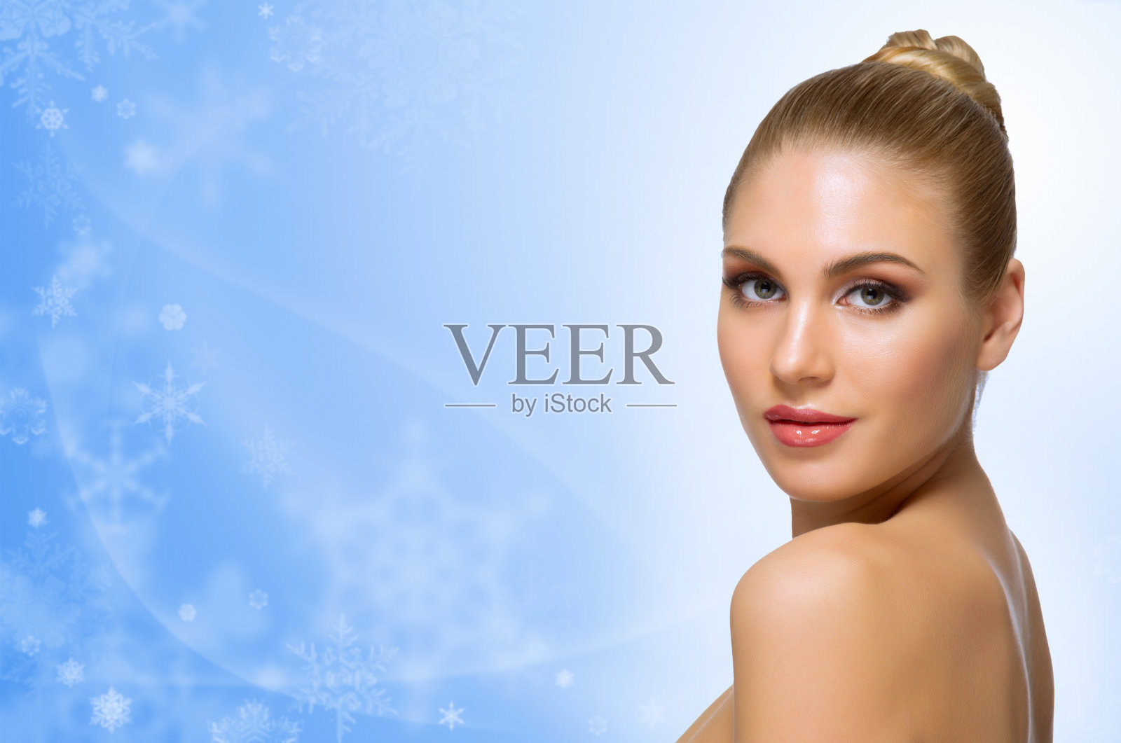 冬季背景下的健康女性照片摄影图片