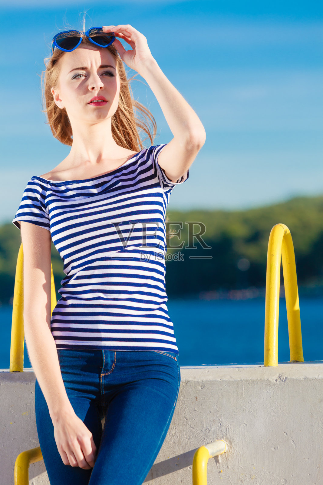 女人休闲风格倚着石墙照片摄影图片