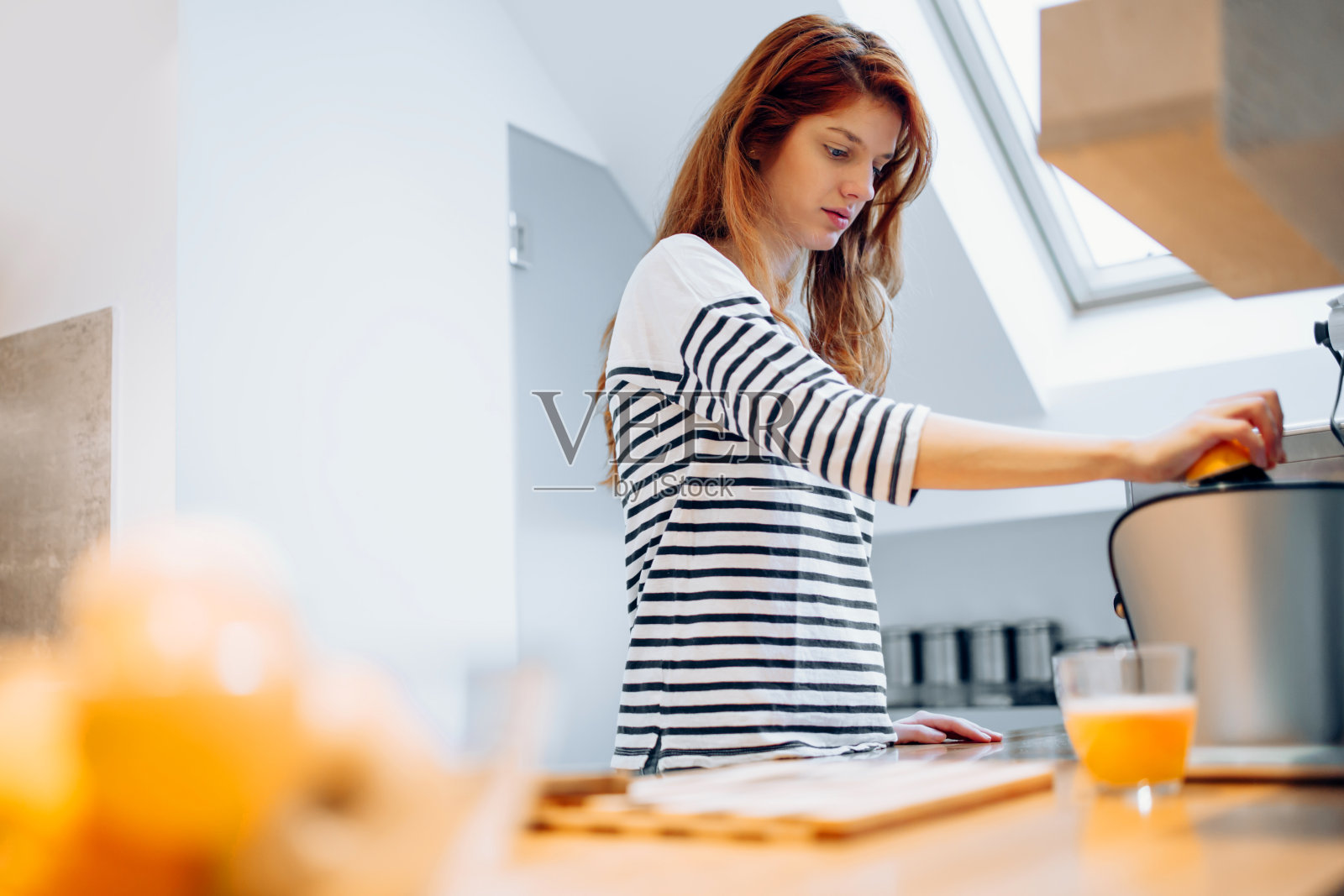 榨橘子的美女照片摄影图片