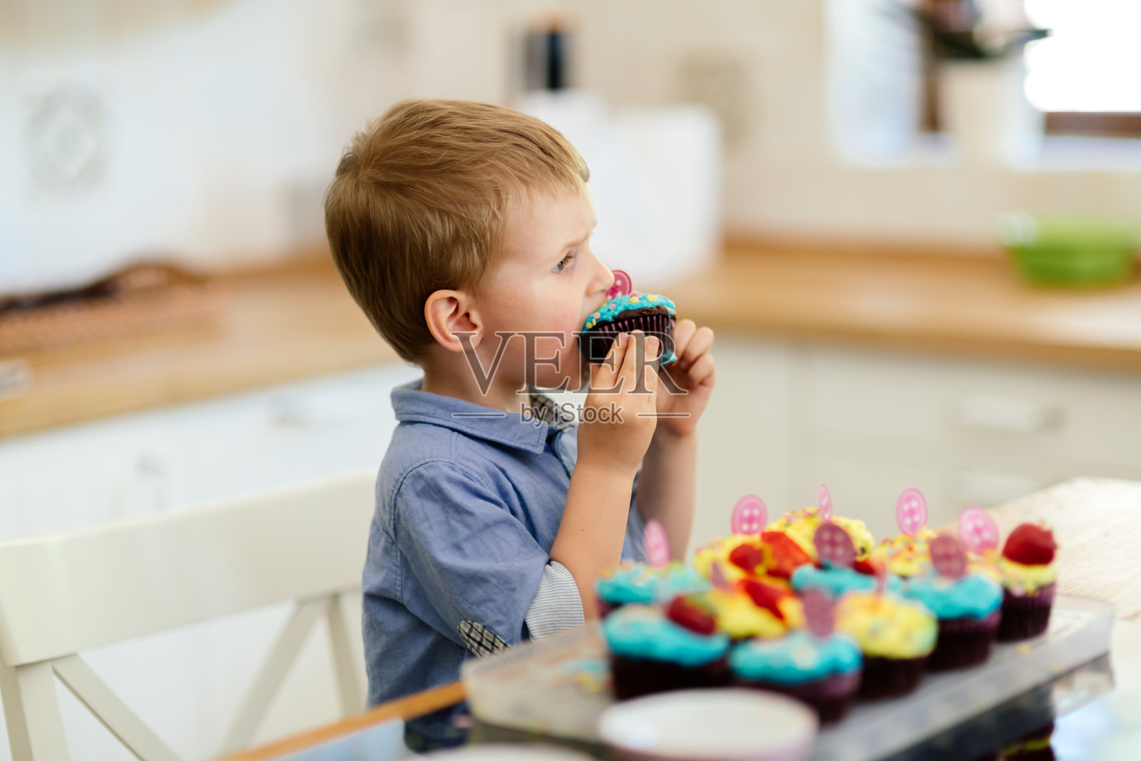 可爱的孩子品尝饼干照片摄影图片