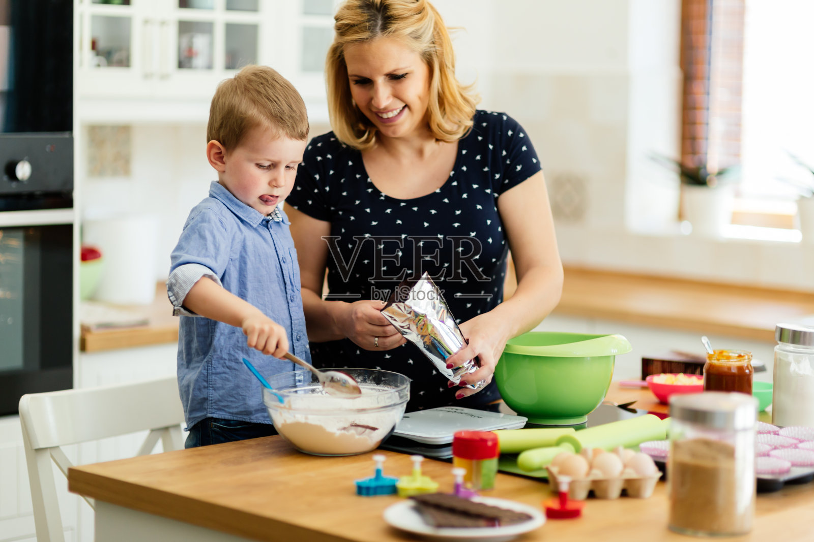 孩子帮妈妈做饼干照片摄影图片