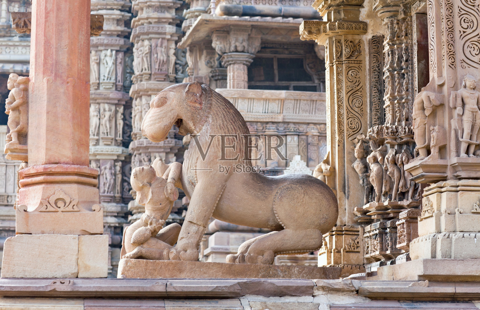 印度卡朱拉霍神庙里的女孩和狮子雕像照片摄影图片