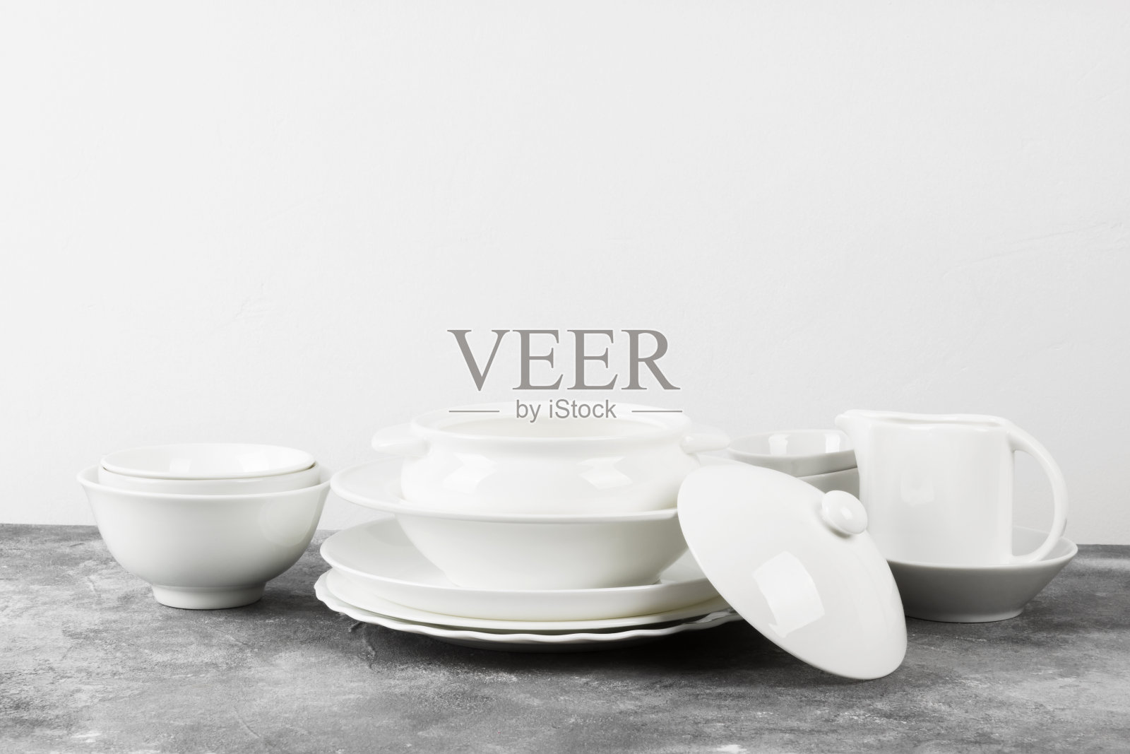 灰色背景上的干净白色餐具照片摄影图片
