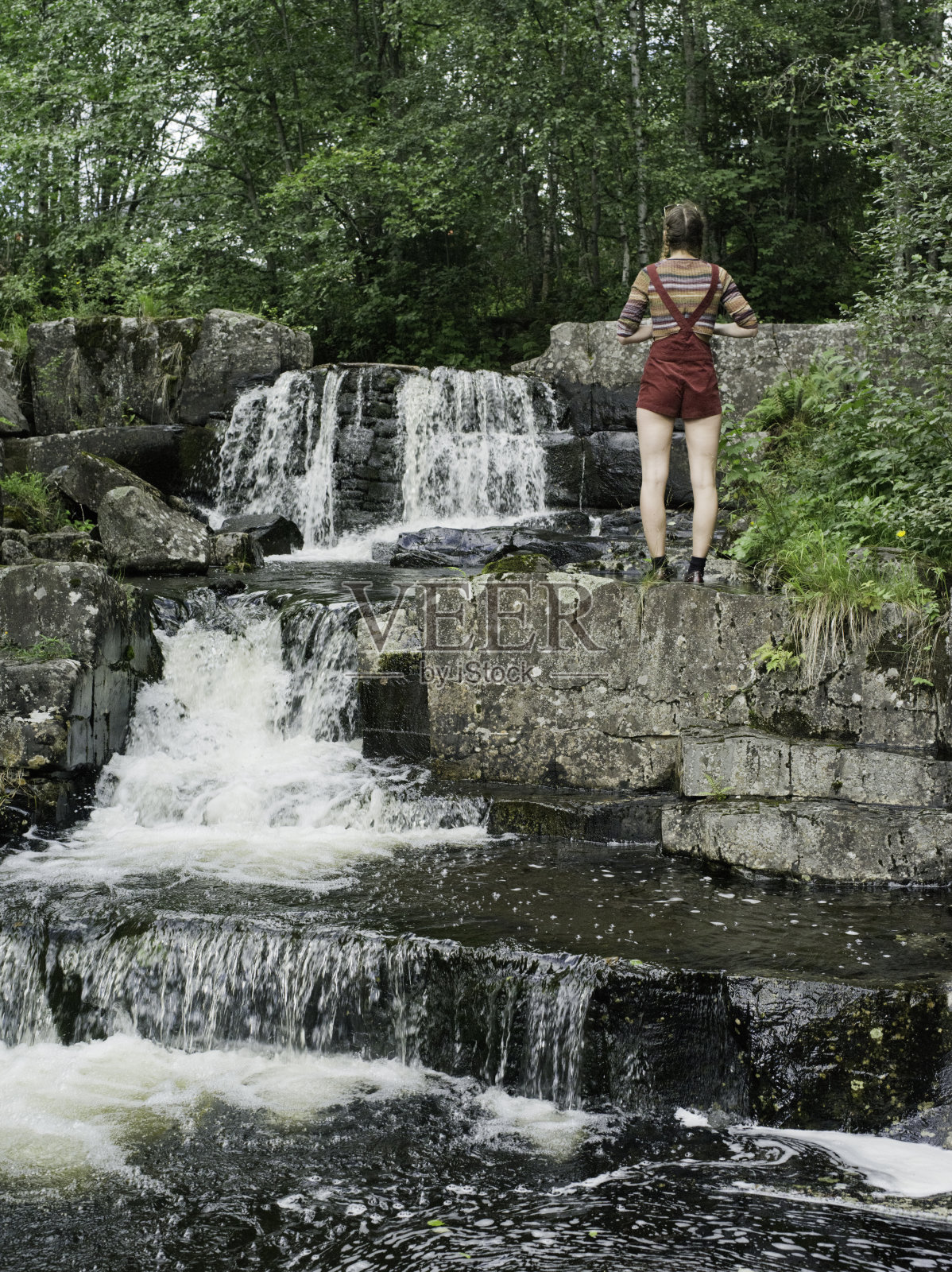 在攀登的小路上照片摄影图片