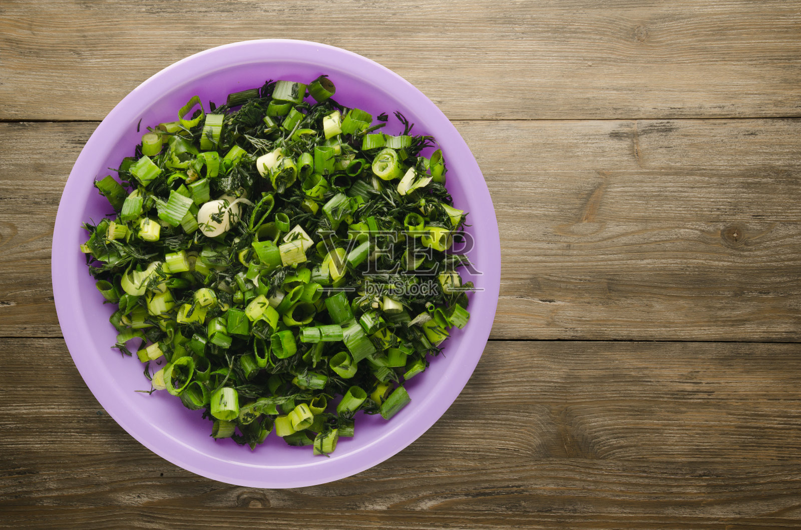 木背景上放洋葱和莳萝照片摄影图片