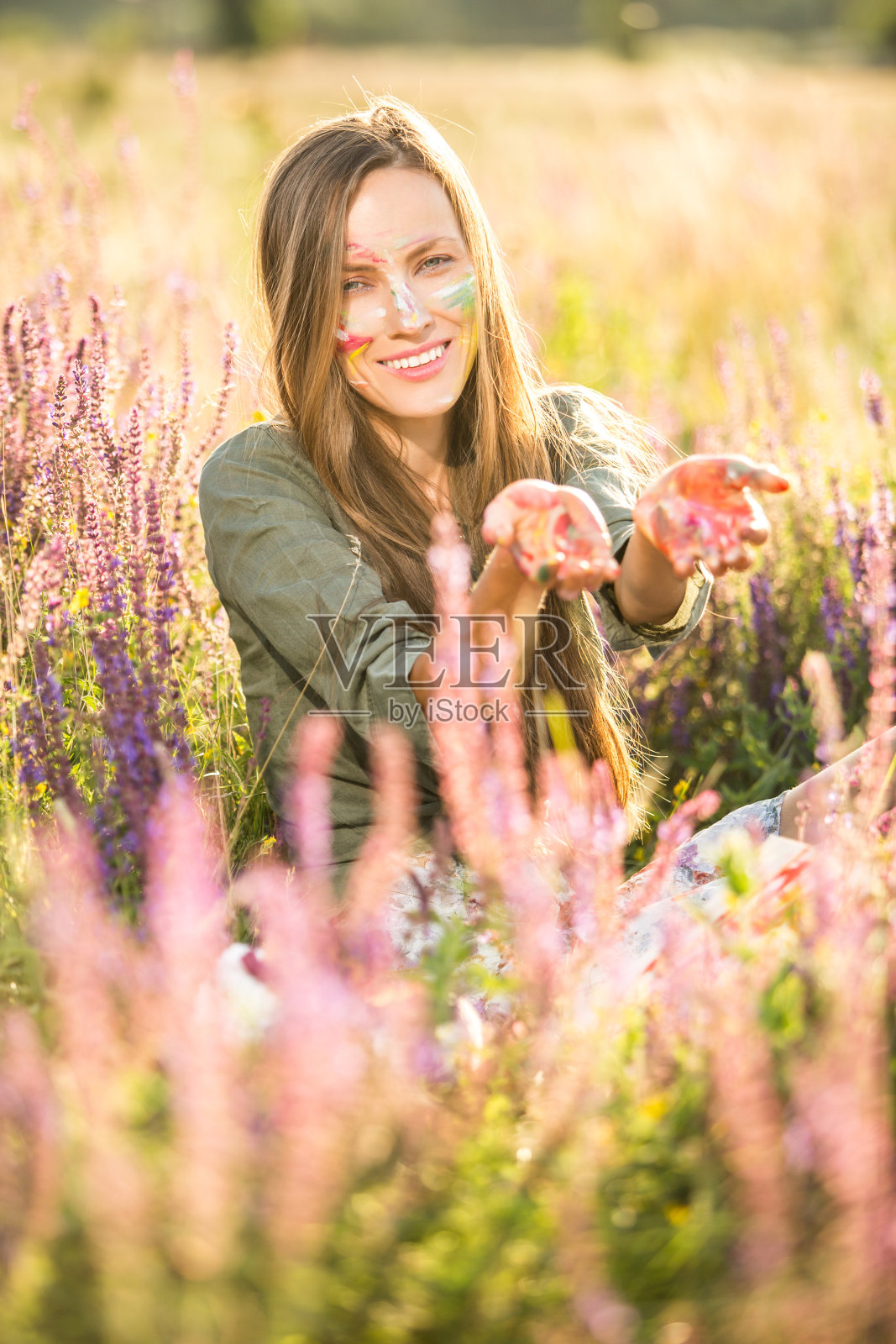 艺术家女人在户外日落照片摄影图片