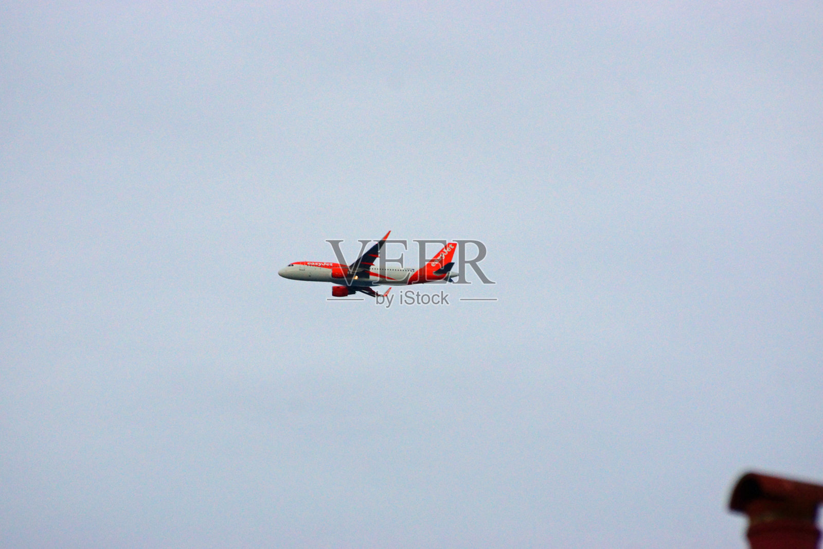 一架喷气式飞机飞过英格兰东北海岸照片摄影图片