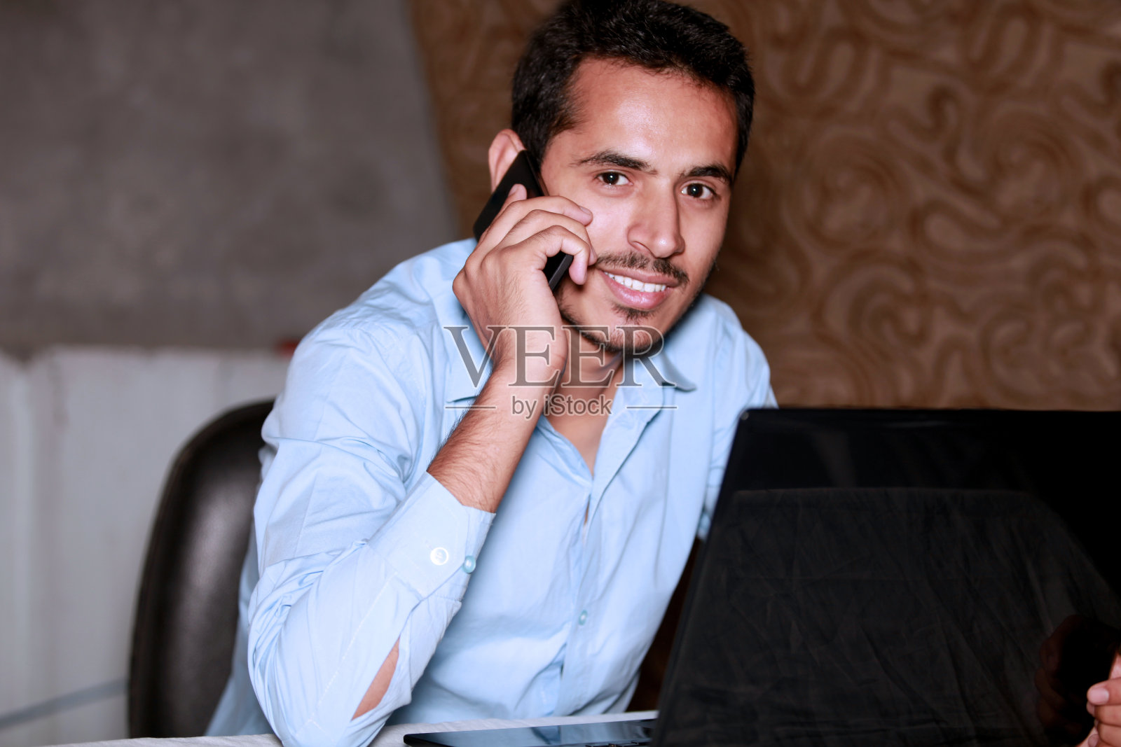 年轻人在用手机聊天照片摄影图片