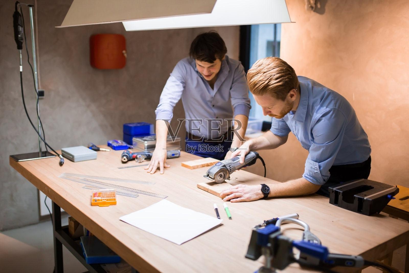 两个设计师一起工作照片摄影图片