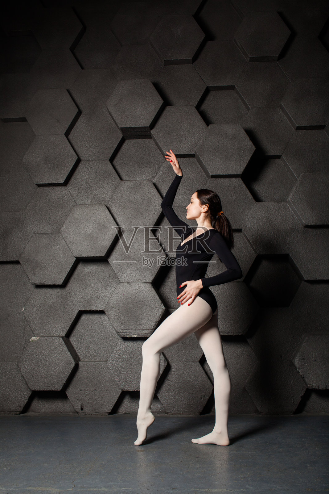 芭蕾舞演员在演播室里照片摄影图片