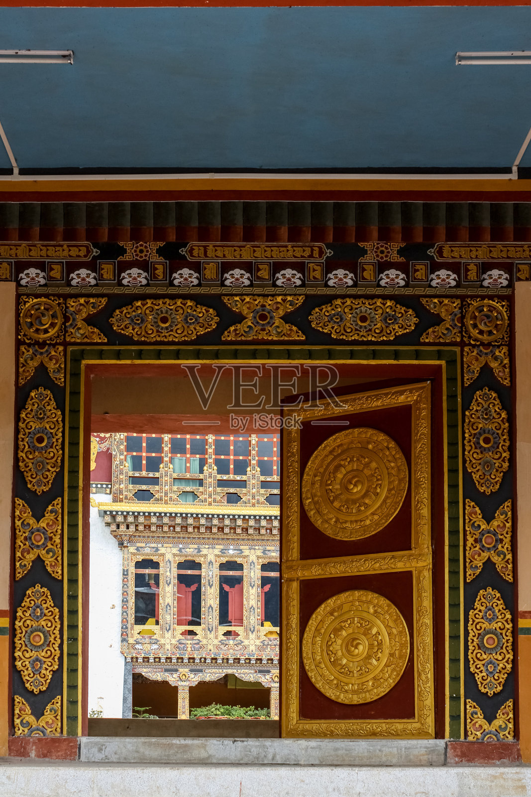 不丹传统寺庙建筑中华丽的门。照片摄影图片