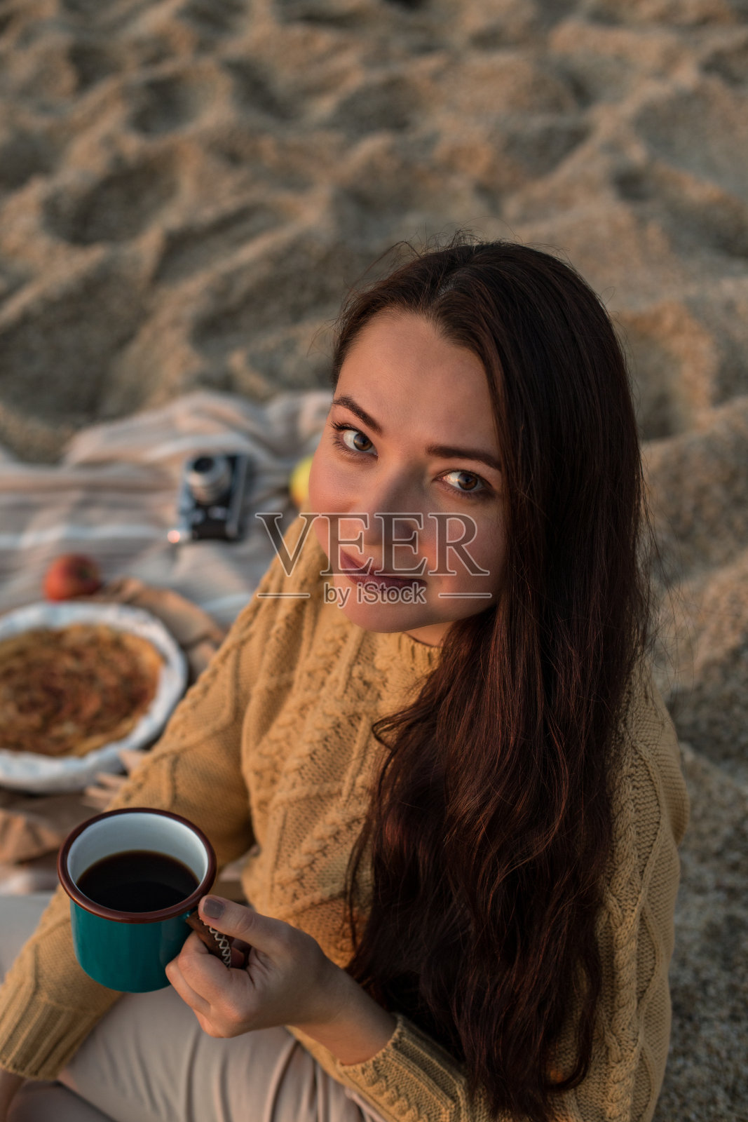 舒适的秋天的概念。女性，深色长发，穿着针织服装照片摄影图片