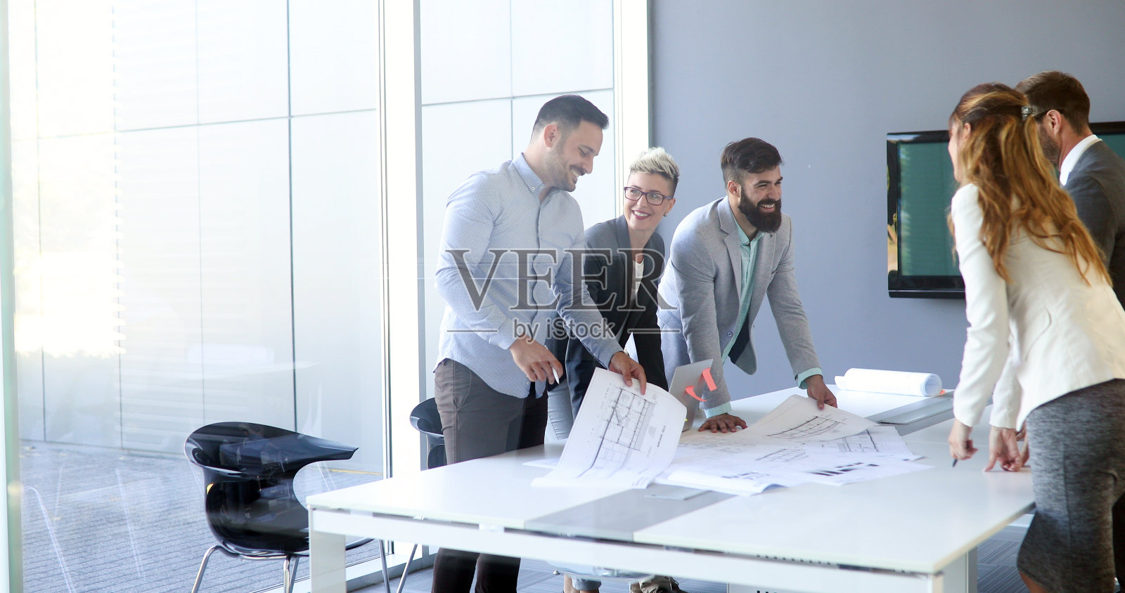 商务人士在现代化的会议室开会照片摄影图片