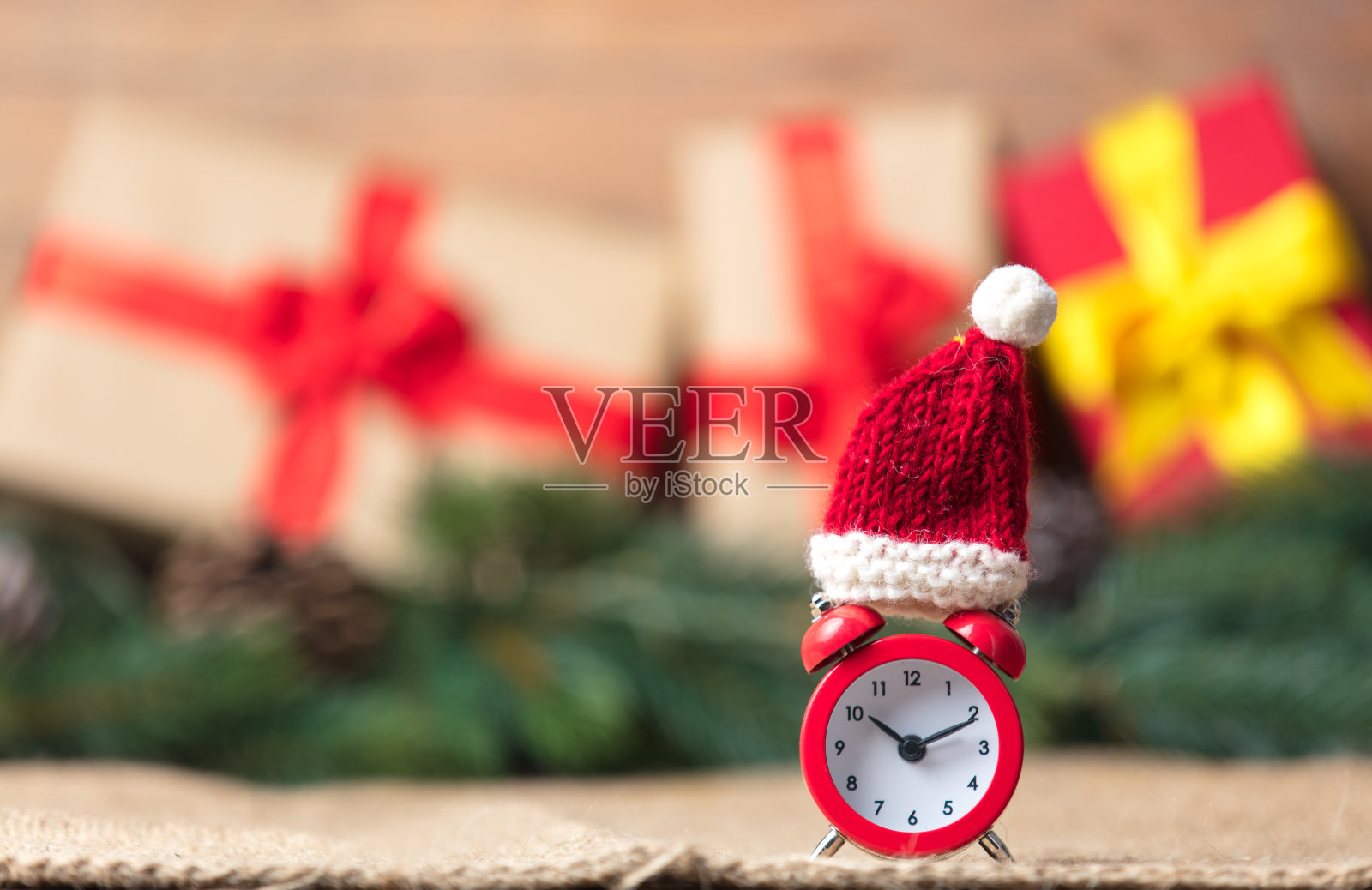 带圣诞老人帽子的闹钟照片摄影图片