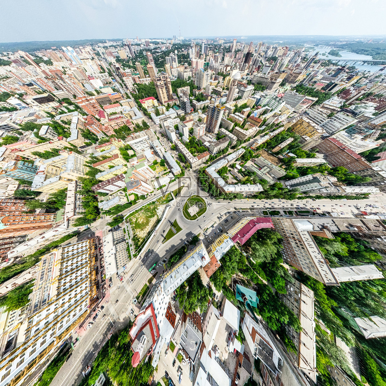 空中城市景观十字路口和道路，房屋，建筑物，公园和停车场。阳光明媚的夏日全景图照片摄影图片