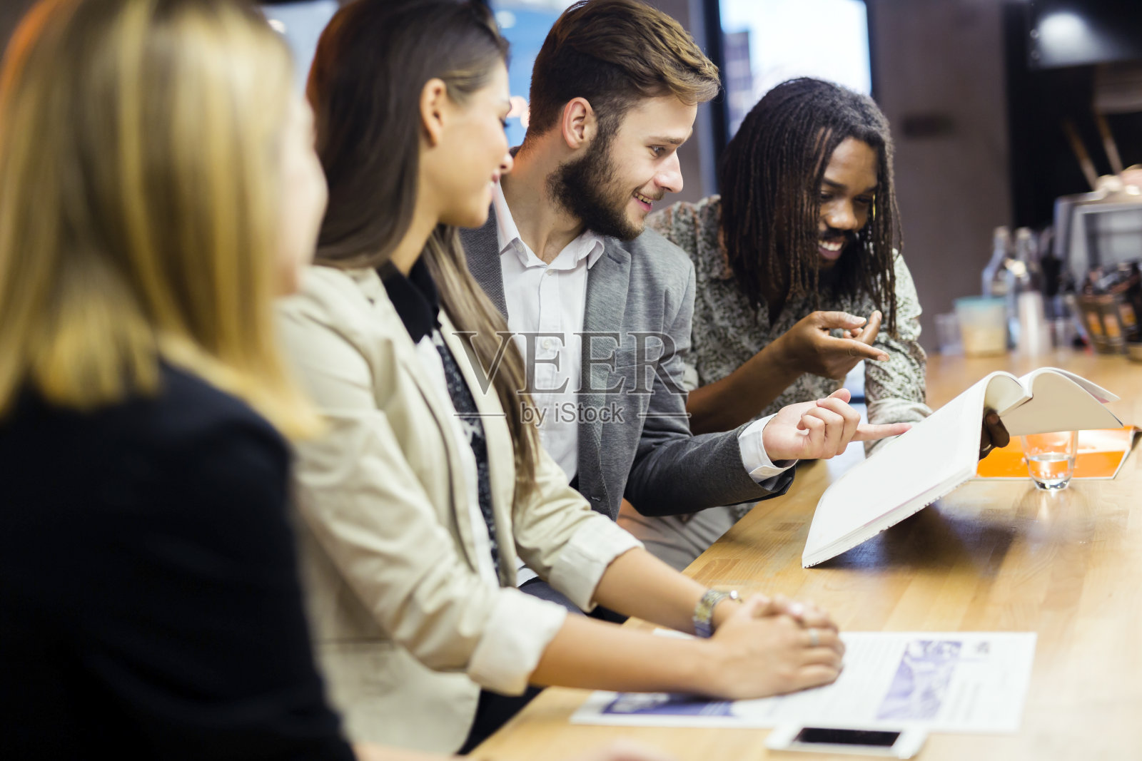 讨论文章内容的一组人照片摄影图片