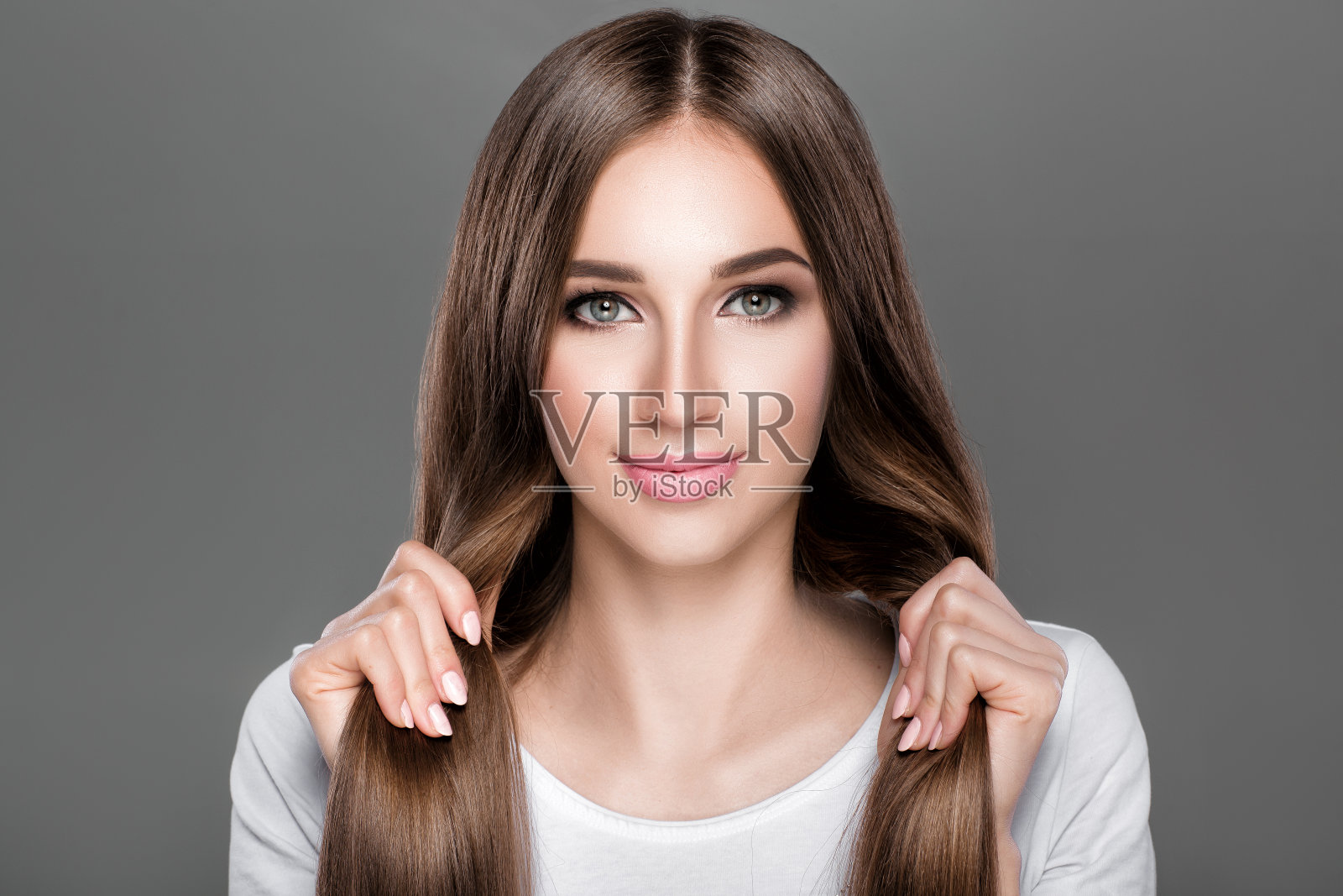 有一头闪亮直长发的女人。照片摄影图片