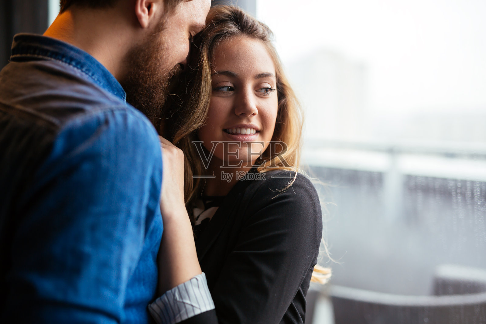 幸福的情侣拥抱并分享情感照片摄影图片