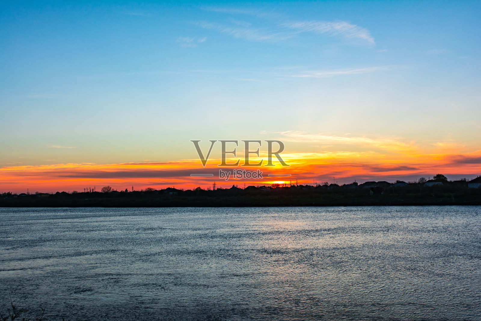 平原上缤纷的日落照片摄影图片