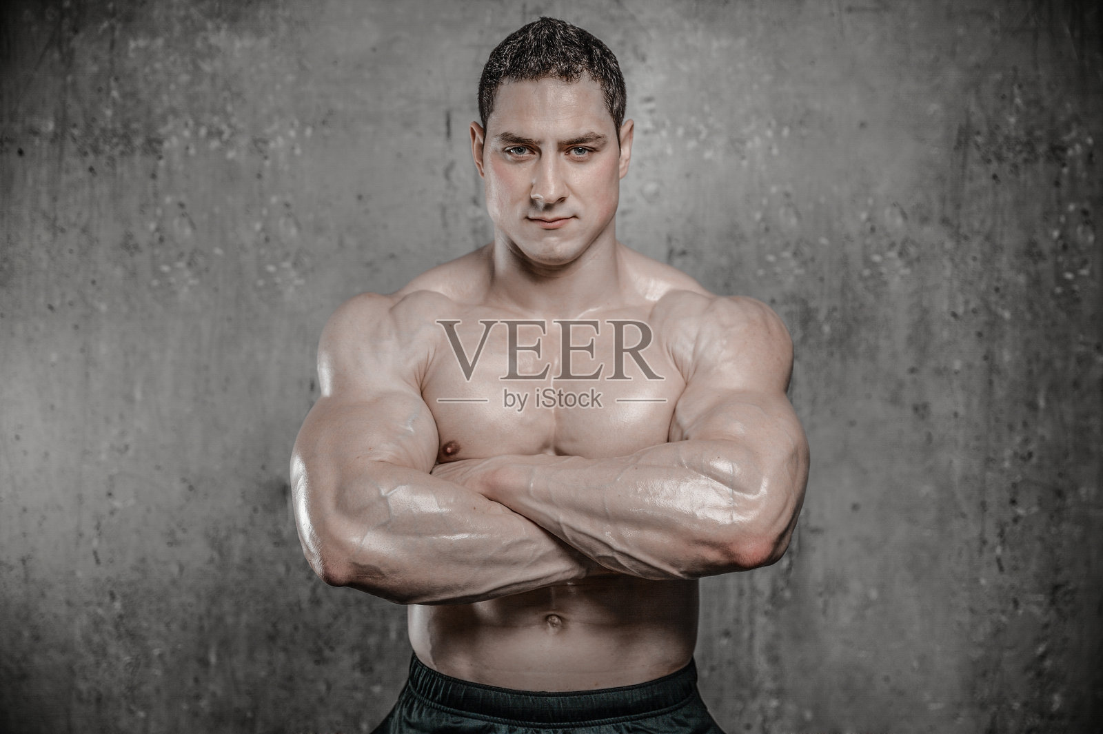 英俊的模特年轻男子摆姿势在健身房照片摄影图片