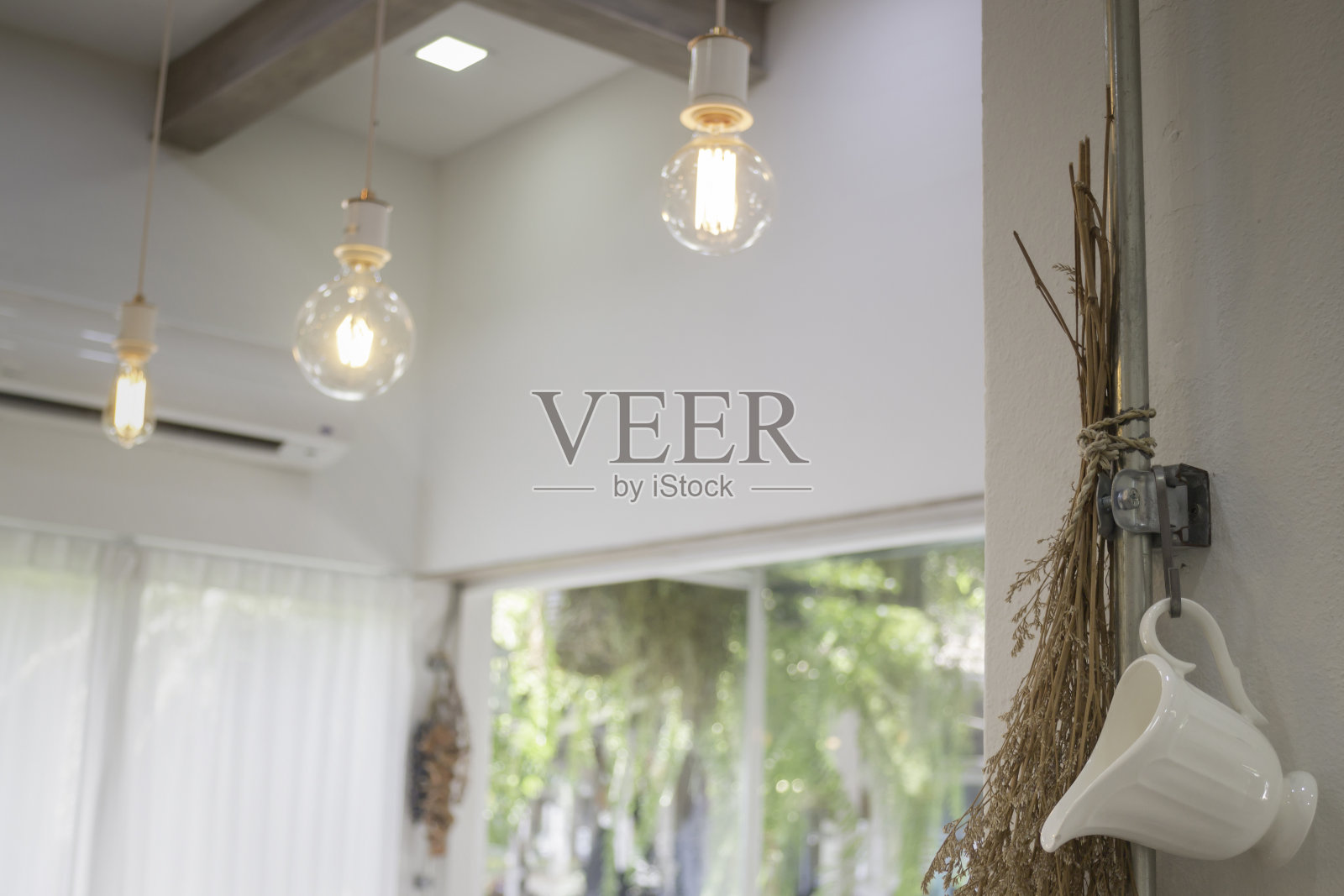 极简风格的室内装饰与复古灯泡照片摄影图片