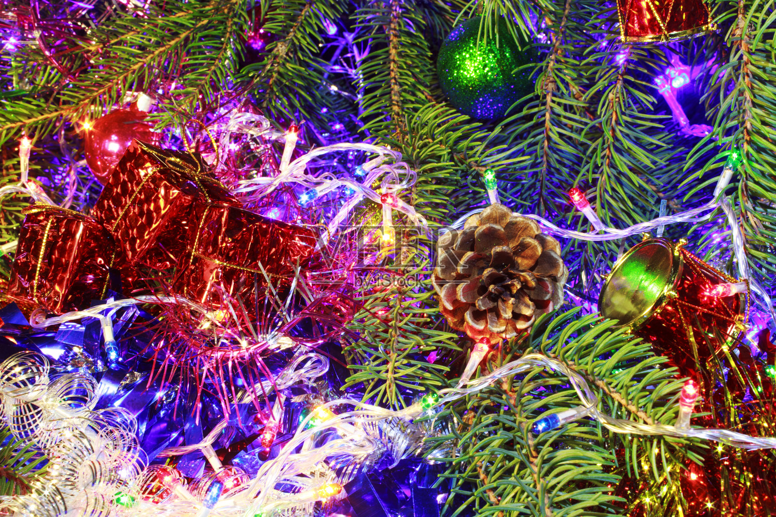 圣诞装饰，背景，盒子的礼物和一个锥形照片摄影图片