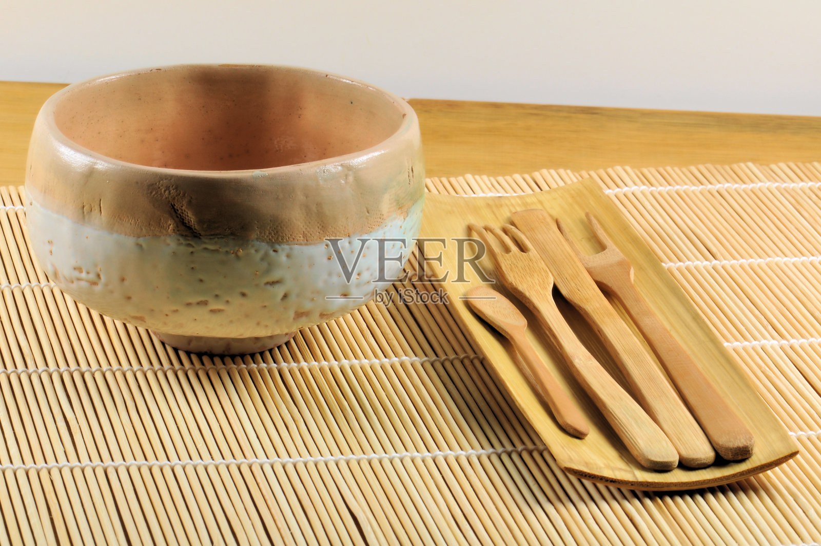 传统的日本杯子与竹餐具。刀，两把叉子和茶匙。照片摄影图片
