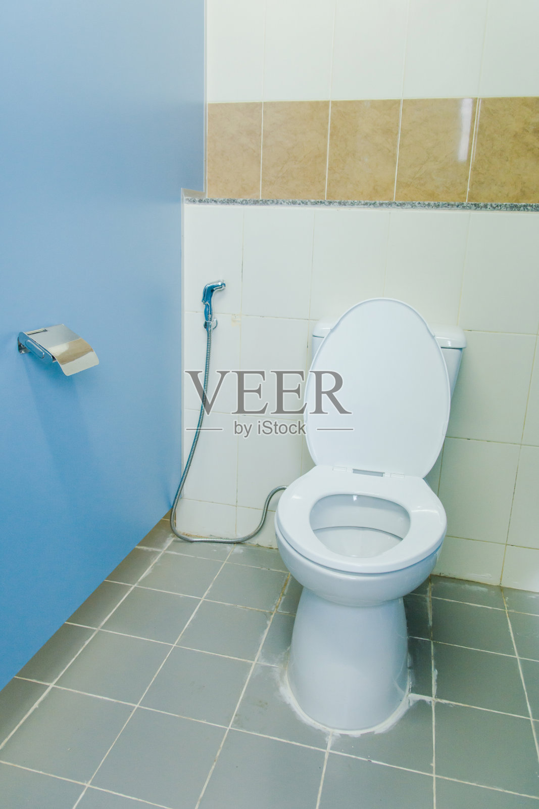 卫生间的白色陶瓷冲水马桶。男人浴室里的现代抽水马桶照片摄影图片