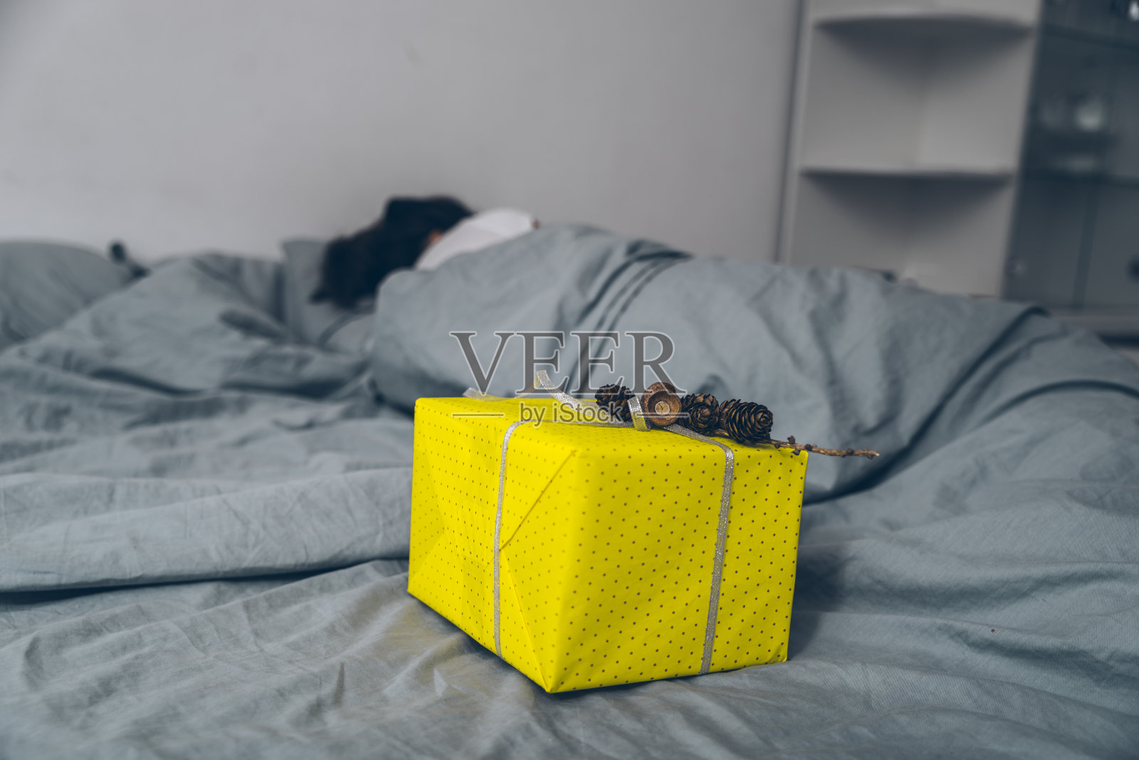 在床上给女人送礼物照片摄影图片