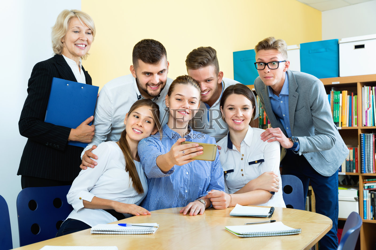 学生和女老师在室内自拍照片摄影图片