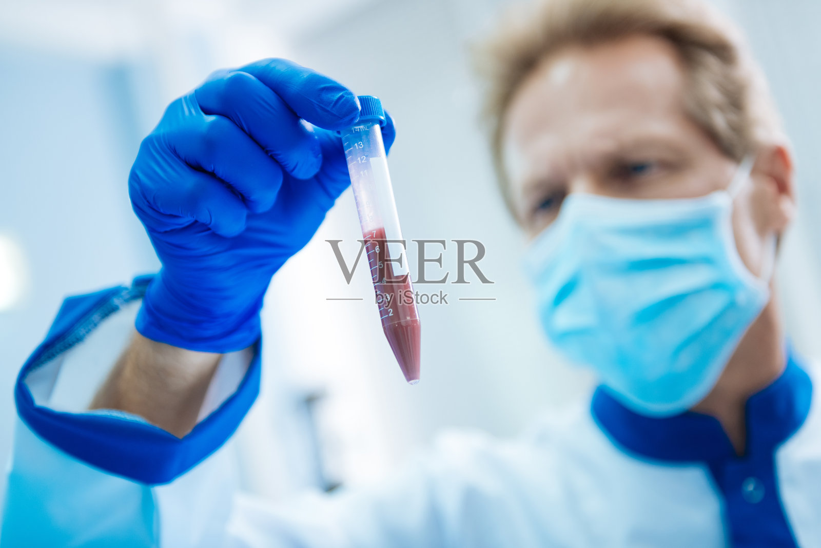 认真的科学家观察血液样本照片摄影图片