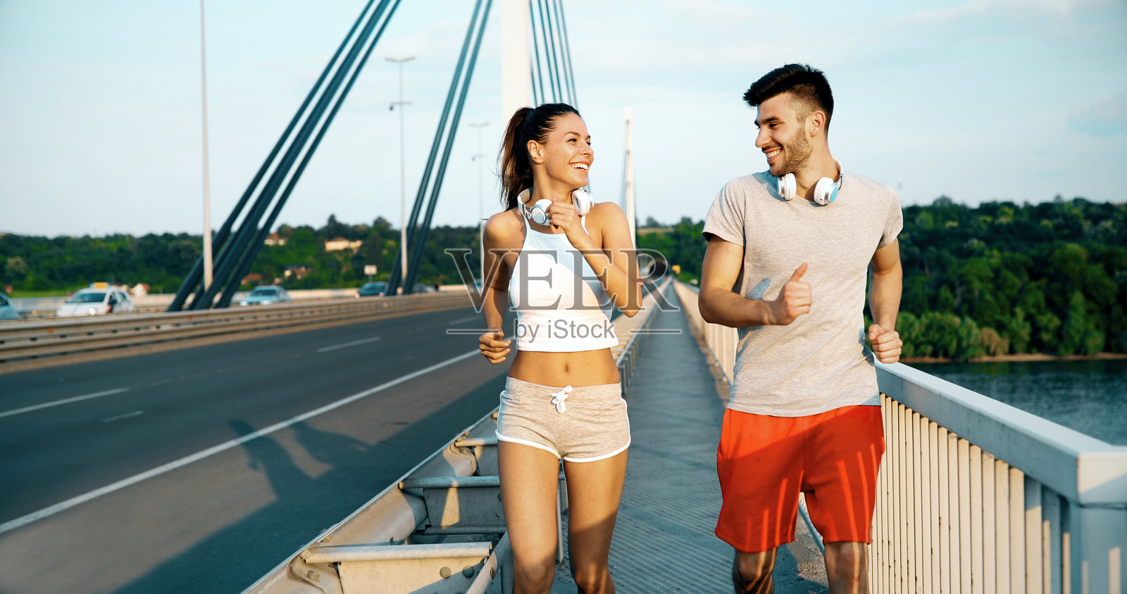 运动情侣在大自然中慢跑照片摄影图片