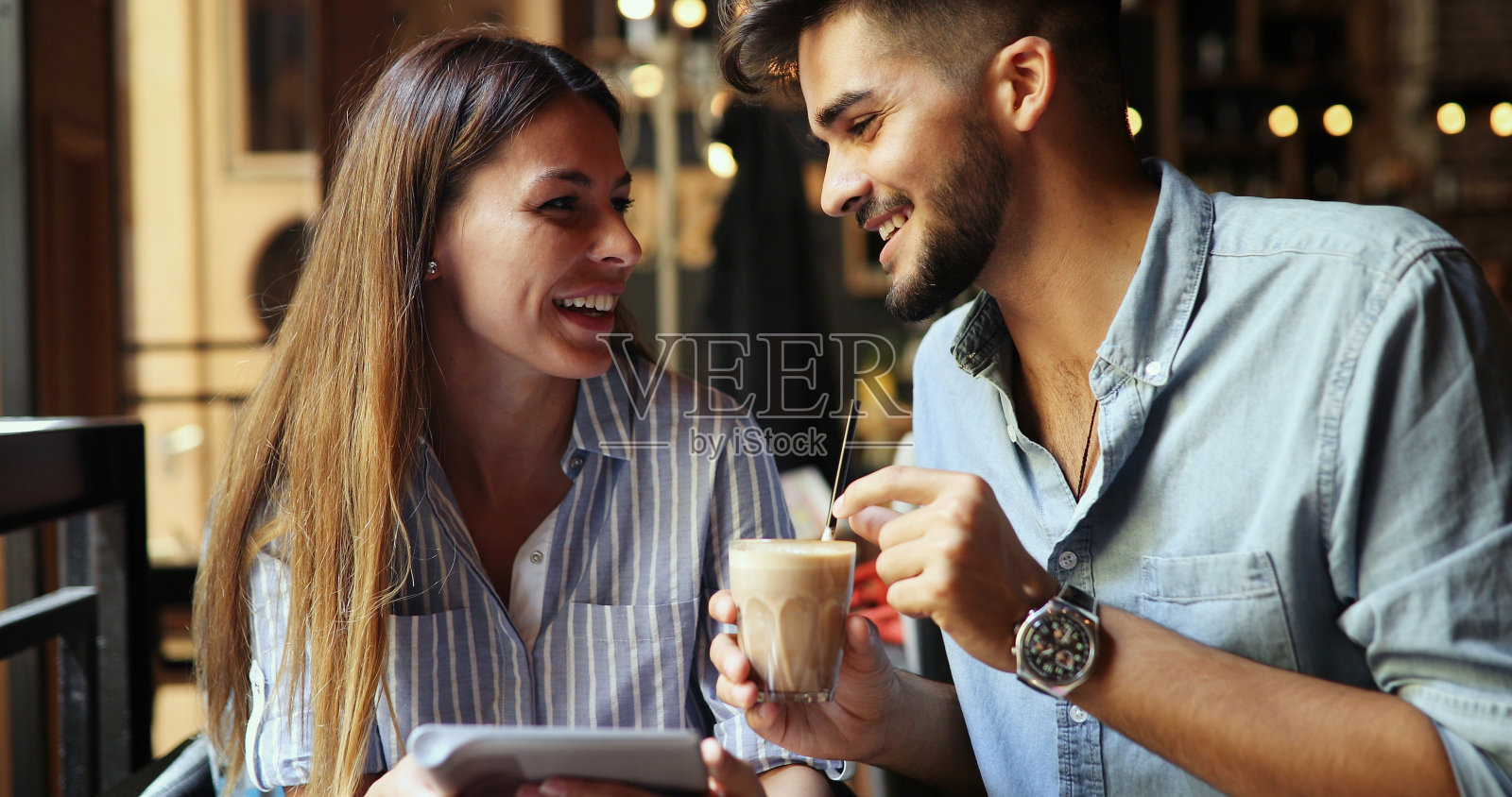 年轻迷人的夫妇在咖啡店约会照片摄影图片