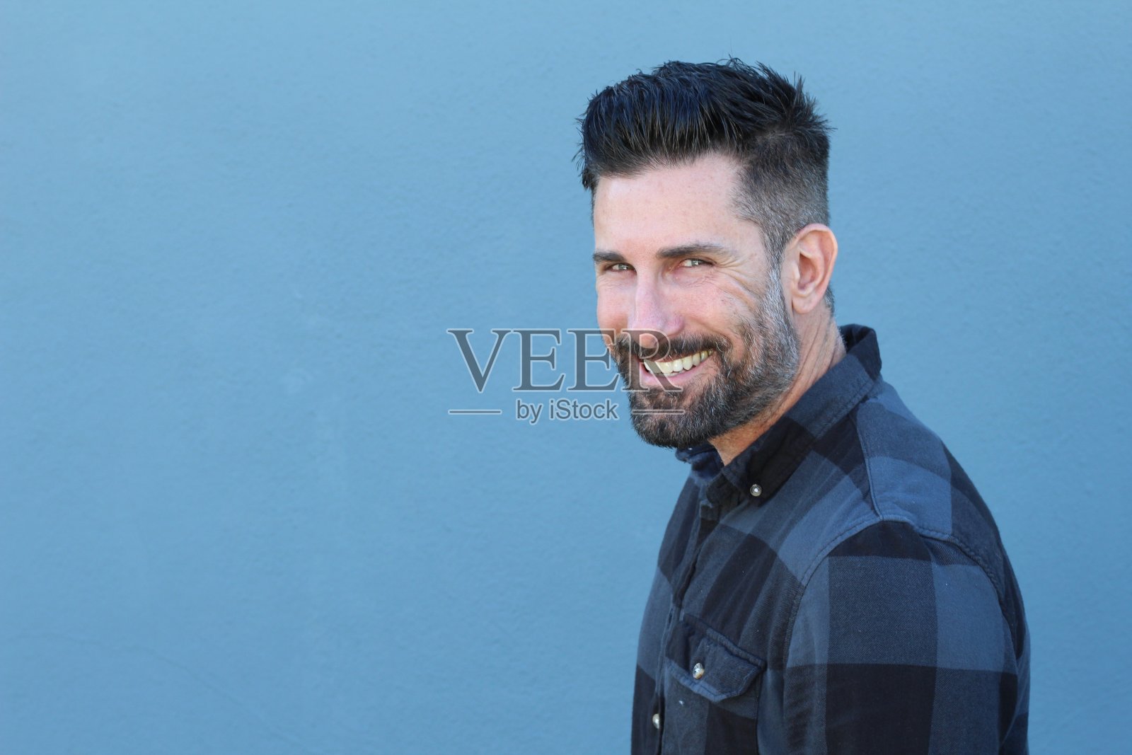 英俊成熟的男人笑着，笑着照片摄影图片