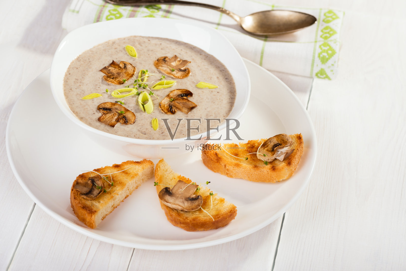 配上香槟酒、韭菜和酥脆的面包丁照片摄影图片