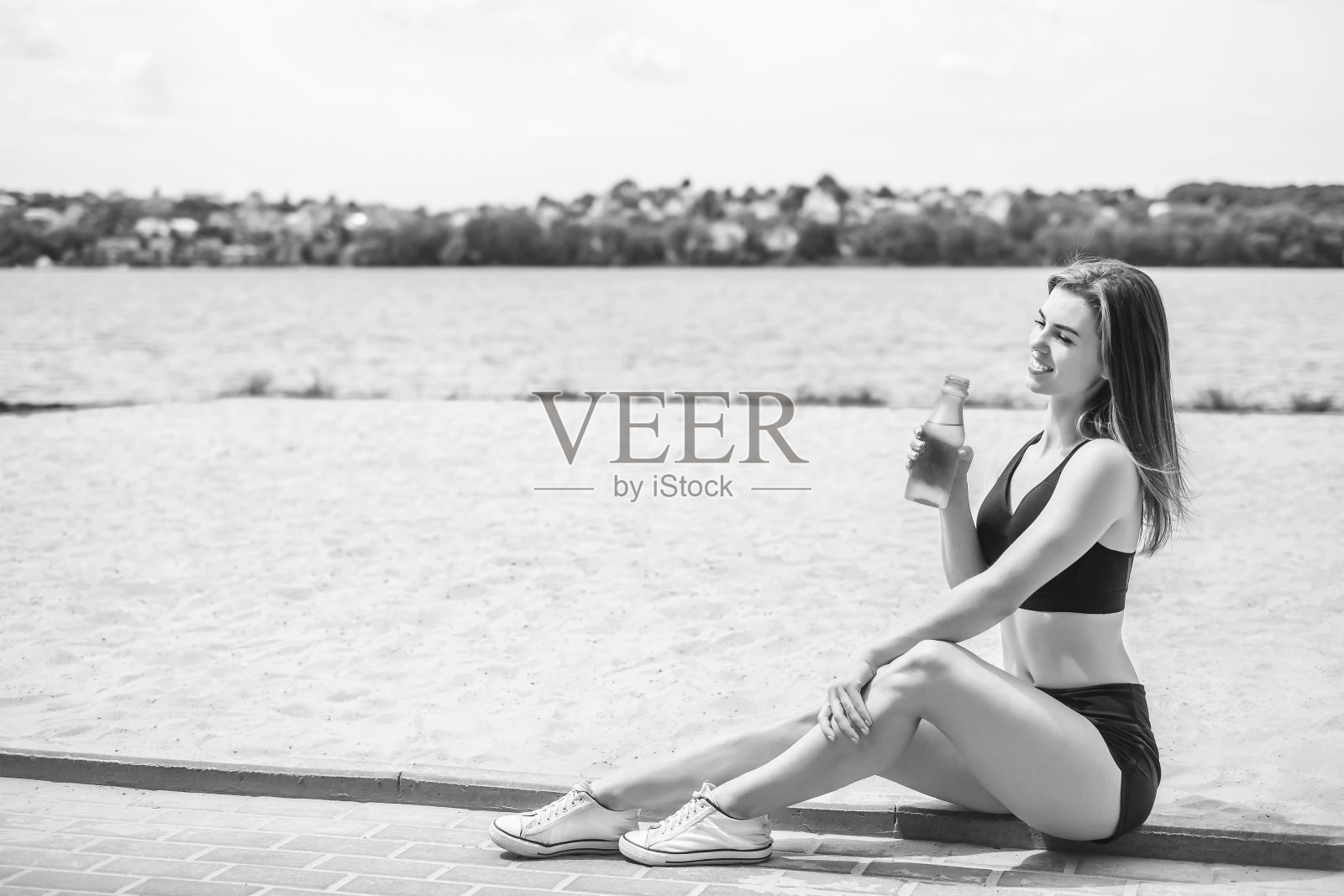 漂亮的运动黑发女孩户外照片摄影图片