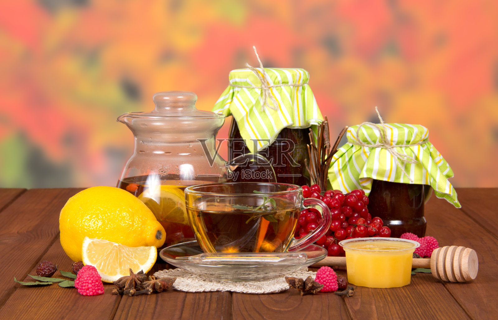 桌上放着热茶，几罐果酱，感冒用的柠檬和蜂蜜照片摄影图片