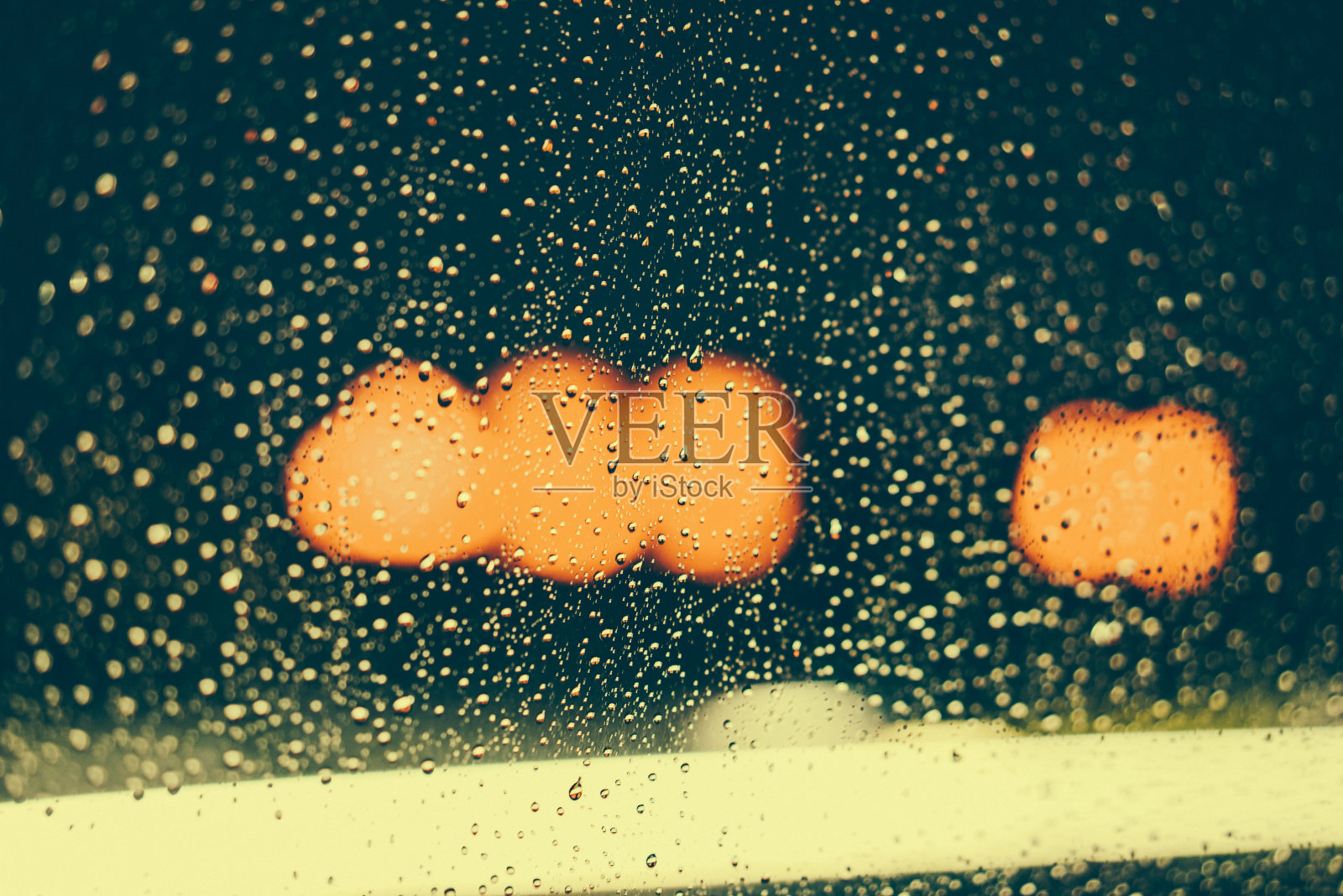 雨落在车窗上照片摄影图片