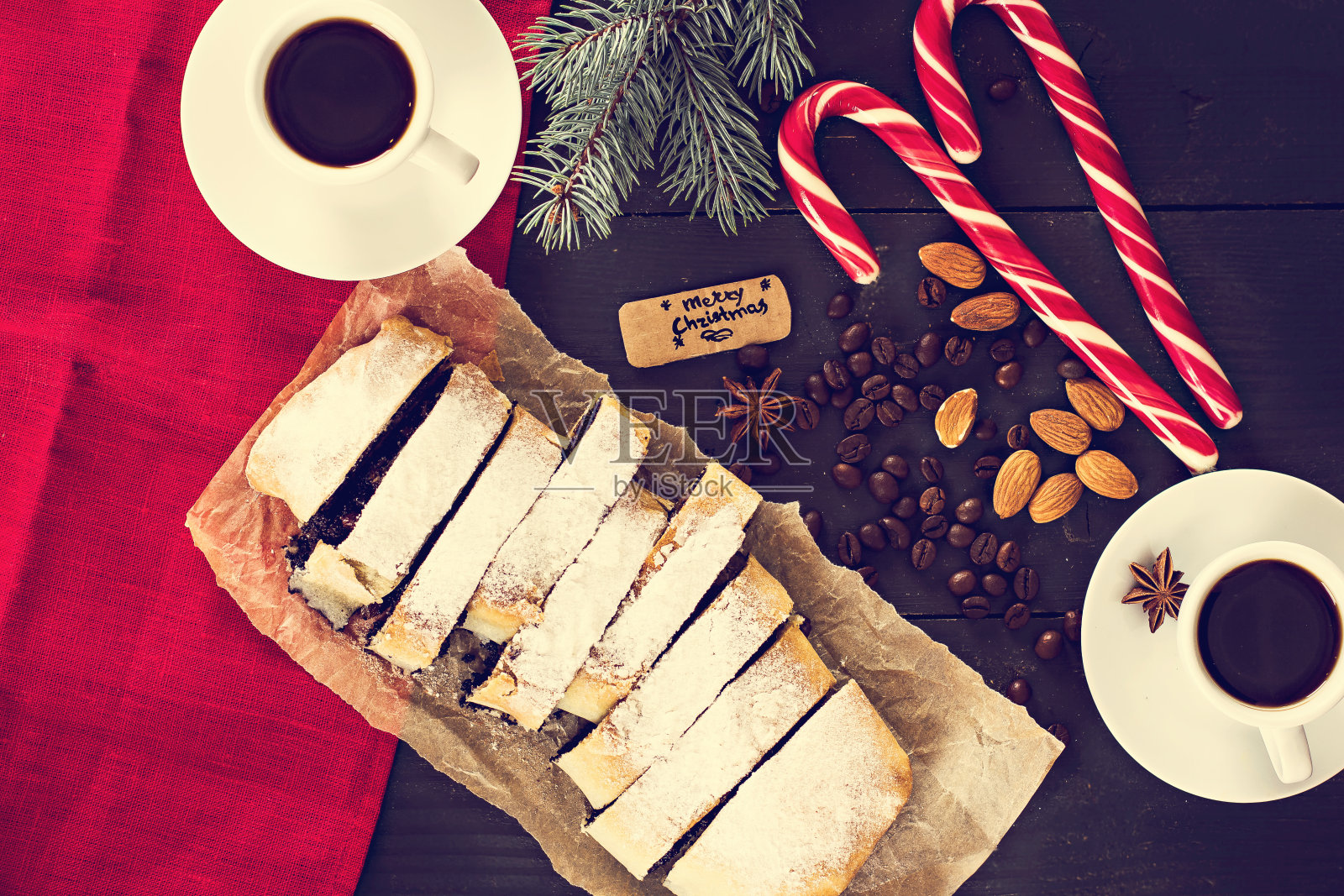 面包卷在黑色背景上照片摄影图片