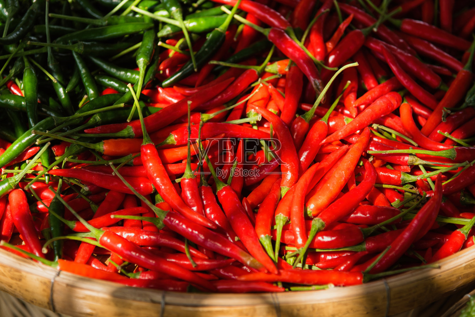 篮子里的红辣椒，健康蔬菜，泰国。照片摄影图片