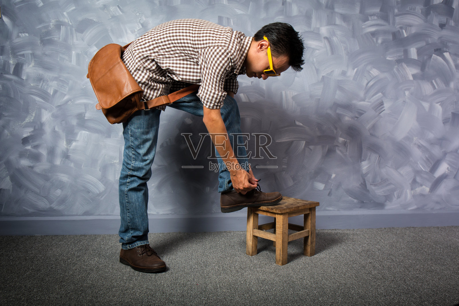 旅行者年轻的亚洲人与皮包。照片摄影图片